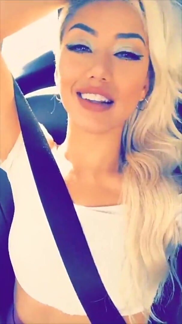 Gwen Singer public in car mastubation